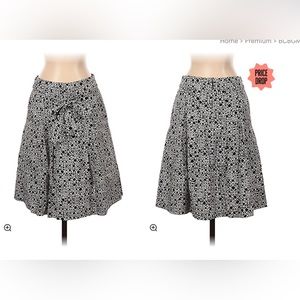 EUC BCBGMaxazria size 2, pleated skirt w/ pockets